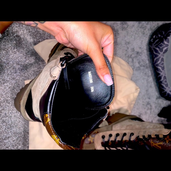 LOUIS VUITTON LAUREATE PLATFORM DESERT BOOTS - Picture 2 of 2